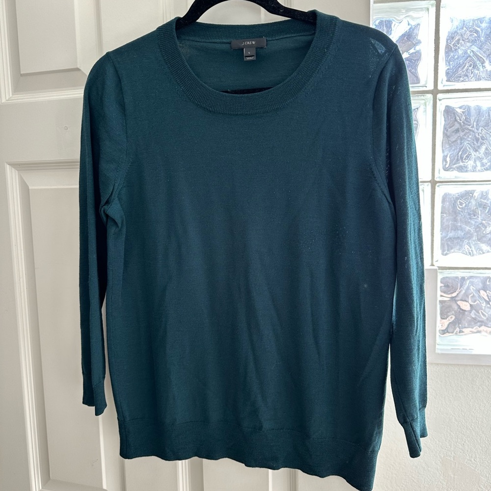 Dark green 3/4 length sleeve sweater in good condition with slight piling.